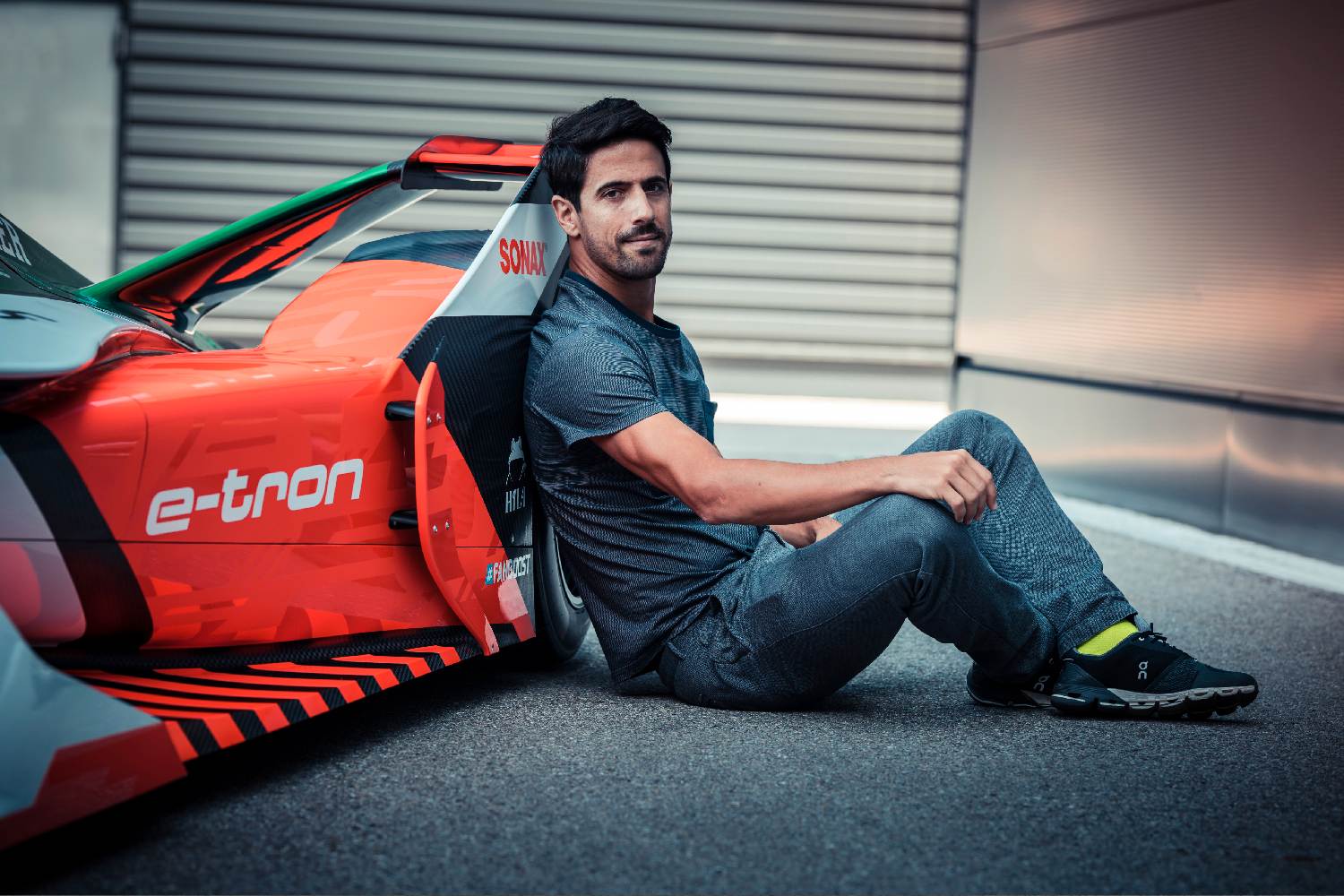 Lucas Di Grassi pilota carro de corrida elétrico desenvolvido por  estudantes de engenharia