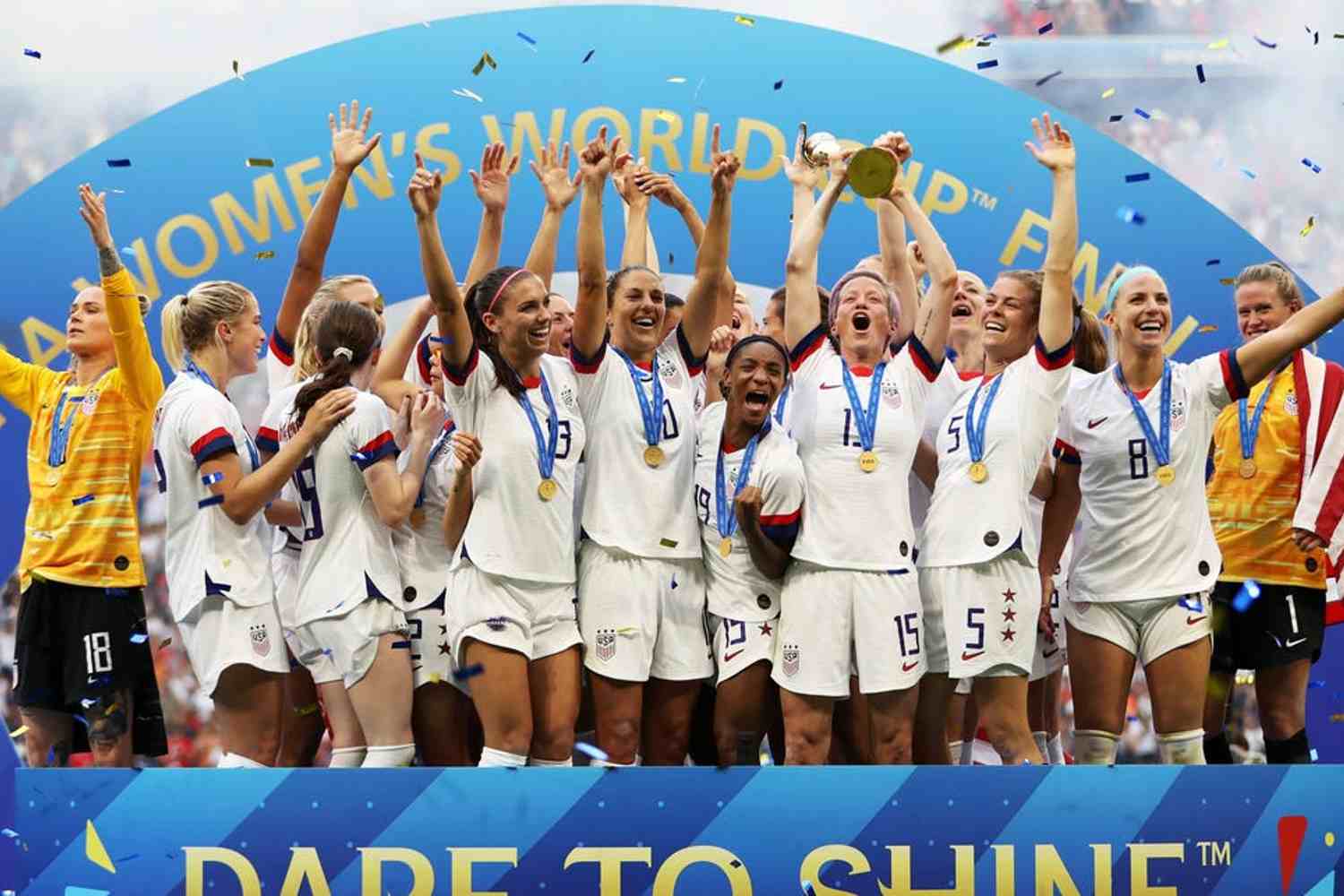 1ª seleção feminina teve uniforme herdado dos homens e superação