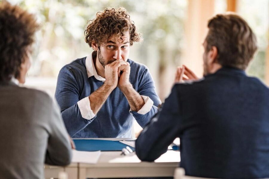 homem nervoso em entrevista de emprego
