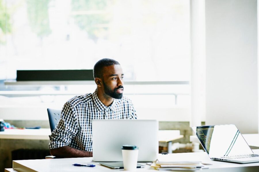 homem negro funcionário de empresa trabalhar nos EUA