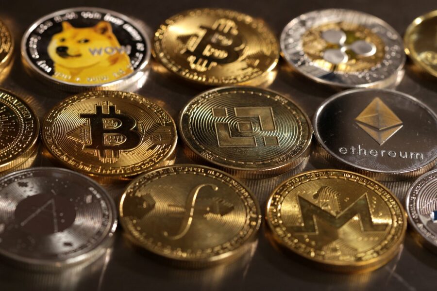 Moedas de metal com símbolos de criptomoedas