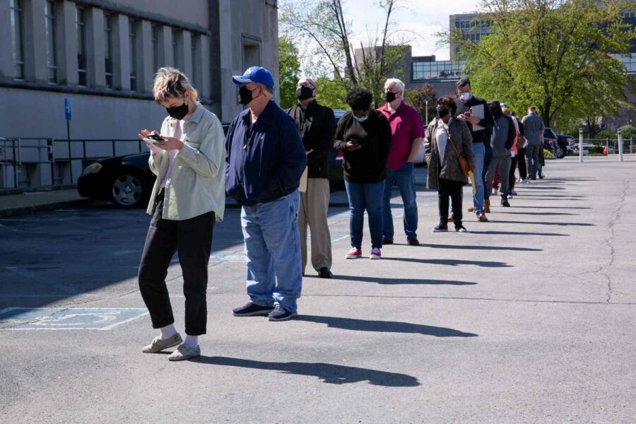 Pessoas fazem fila em centro de emprego em Kentucky, EUA