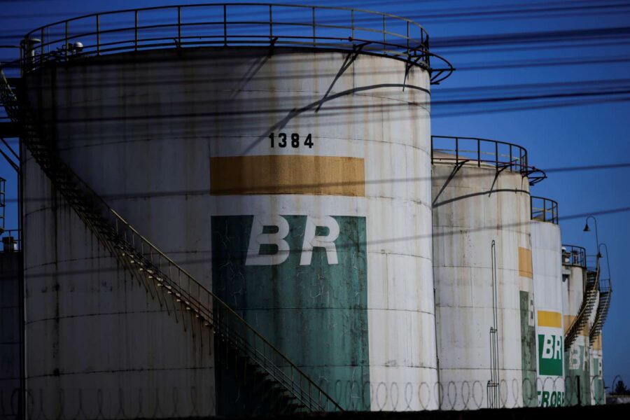 Tanques de combustíveis da Petrobras.