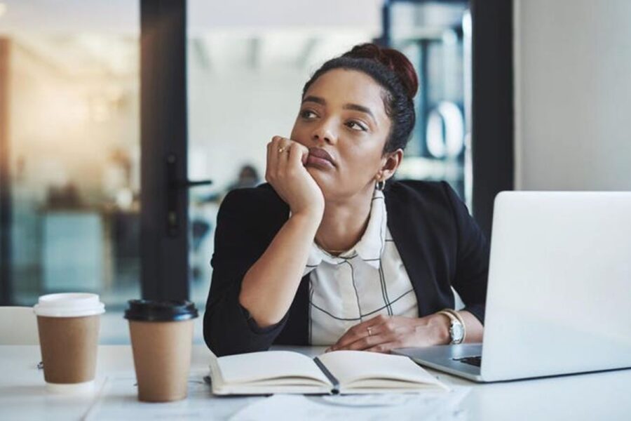 mulher negra no trabalho tédio burnout