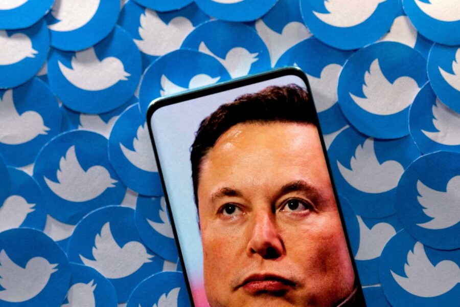 Ilustração com foto de Elon Musk na frente de logos do Twitter
