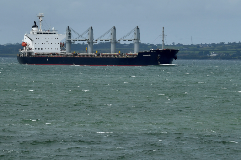 Navio de grãos da Ucrânia no mar chegando no porto da Irlanda