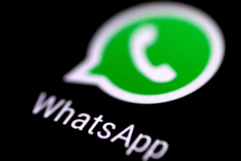 Logotipo verde do WhatsApp em fundo preto