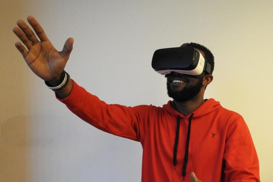 Homem usando óculos de realidade virtual