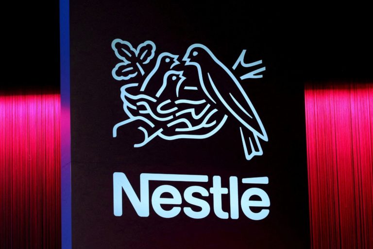 Desenho simples de pássaro em um ninho com seus filhotes, logotipo na Nestlé, com o nome da marca escrito embaixo