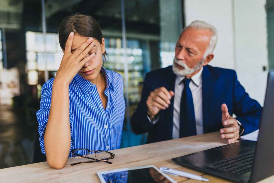 Homem tenta falar com mulher que expressa irritação