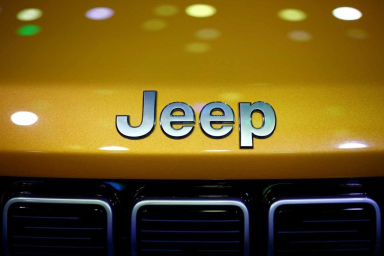 Logotipo da marca Jeep em um carro amarelo