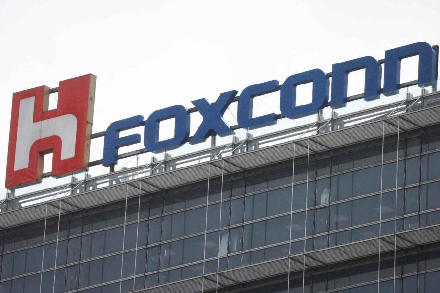 Fachada de vidro de um prédio onde se lê Foxconn