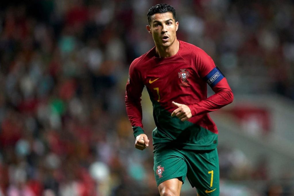 Cristiano Ronaldo se torna jogador mais bem pago do mundo, diz Forbes