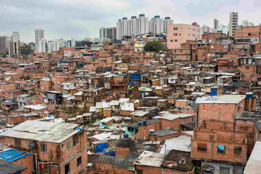 Casas da favela de Paraisópolis com prédios ao fundo