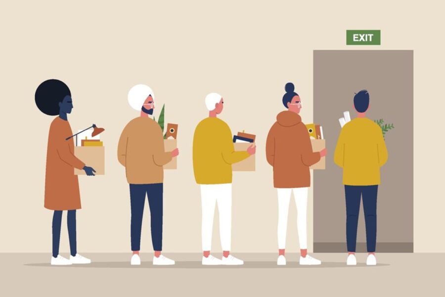 profissionais saindo do escritório após demissão em massa
