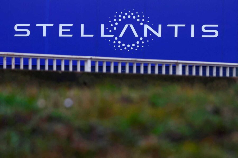 Logo da Stellantis em fundo azul