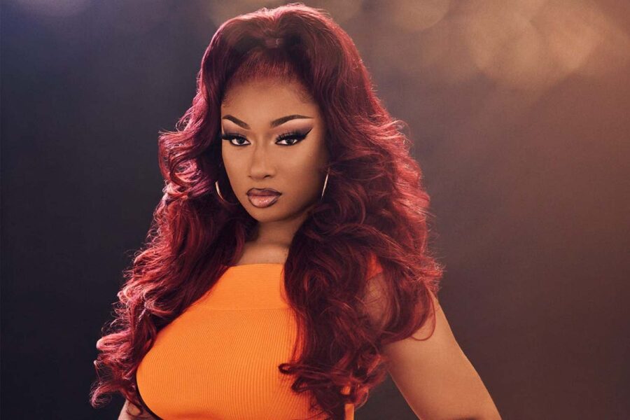 Megan Thee Stallion olha para a câmera com feição séria