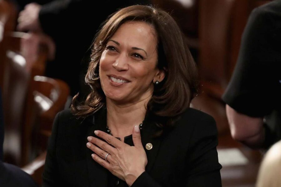 Mulher sorrindo com a mão no peito