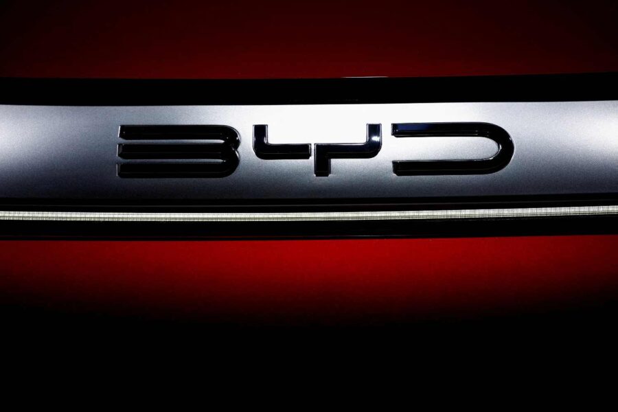 Frente de carro da BYD com o nome da marca