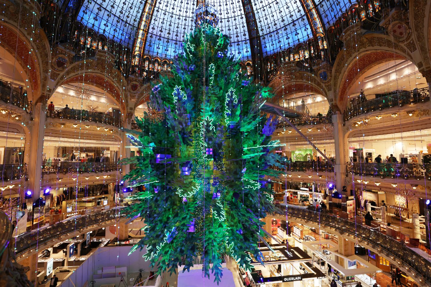 Grande árvore de Natal branca, decoração do feriado, festa ao ar