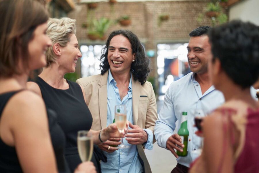 Pessoas com taças na mão em festa