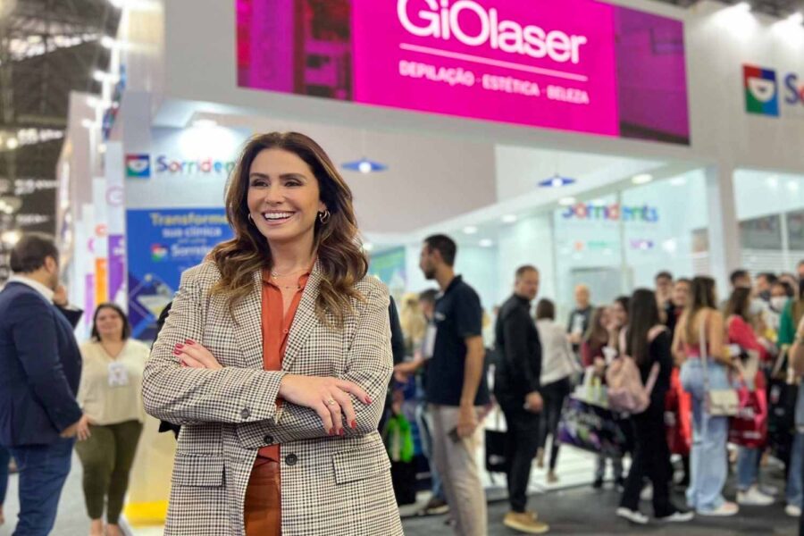 giovanna antonelli em frente à giolaser