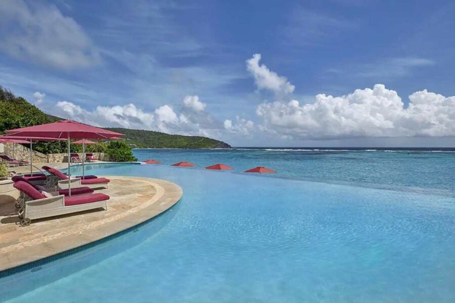 Paisagem de uma piscina de borda infinita com vista para o mar
