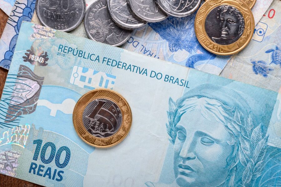 Notas de dinheiro espalhadas, correspondendo à dívida pública