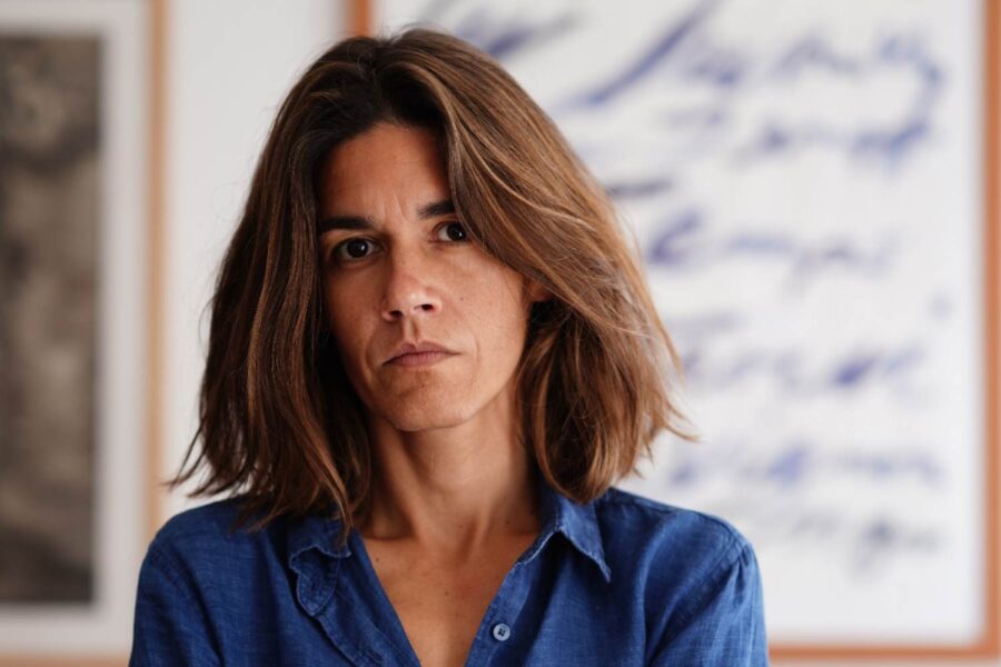 Mulher séria olha para frente