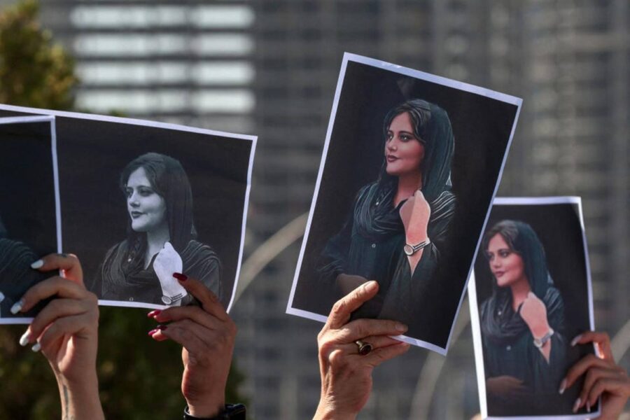 Pessoas levantando imagens de uma mulher