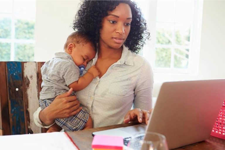 maternidade, mulher negra segura bebê no colo enquanto mexe no computador