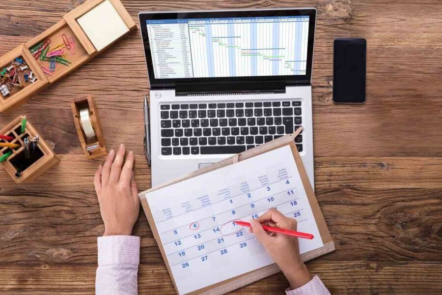 mulher limpando a agenda de trabalho
