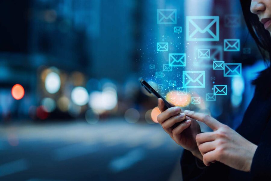 Pessoa checando e-mails no celular