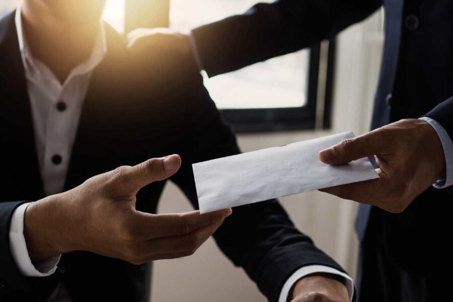 Empregador entrega envelope de salário para o funcionário
