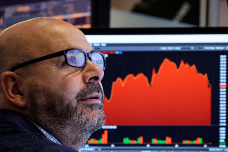 Pessoa vendo ações em Wall Street