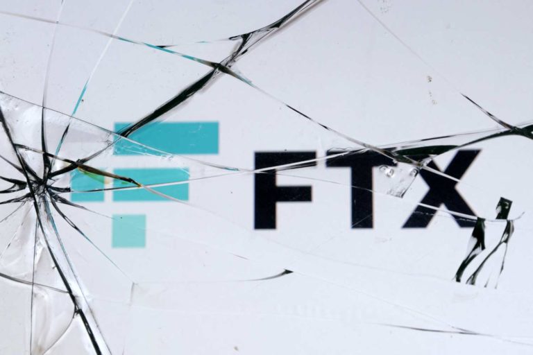 Logotipo da FTX embaixo de vidro rachado