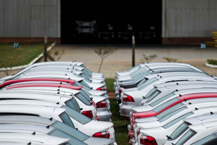 Carros estacionados um ao lado do outro