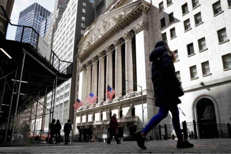 Pessoa passa na frente da fachada da bolsa de valores de Nova York