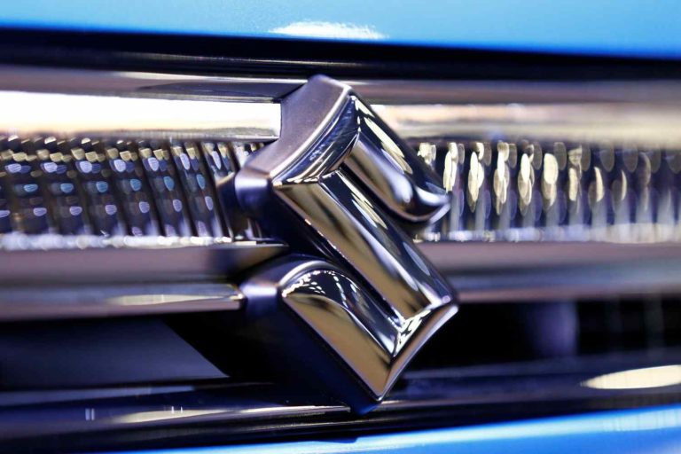 Logotipo da Suzuki em carro