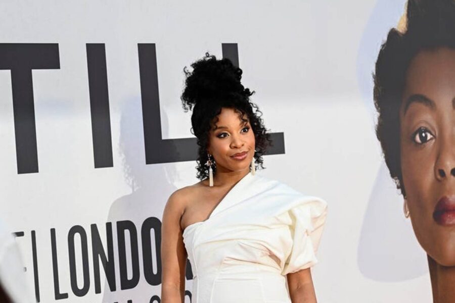 Chinonye Chukwu olhando para a câmera