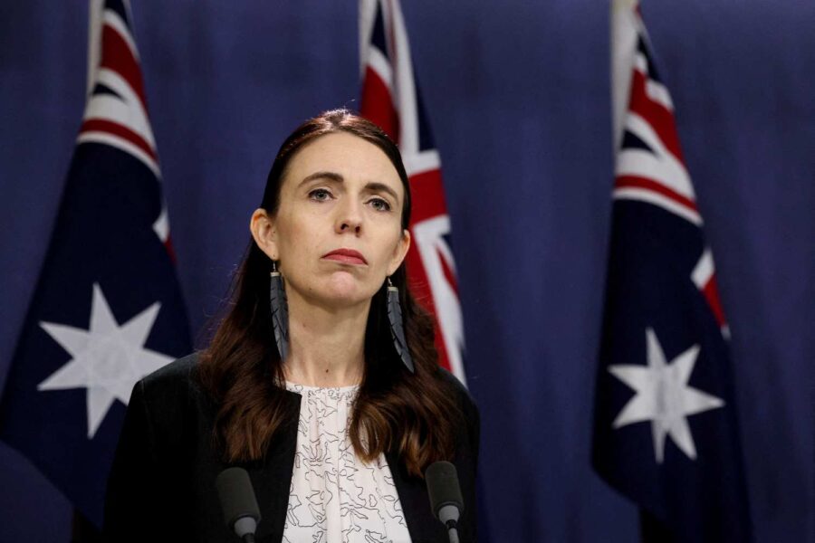 Jacinda Ardern séria olhando para a frente