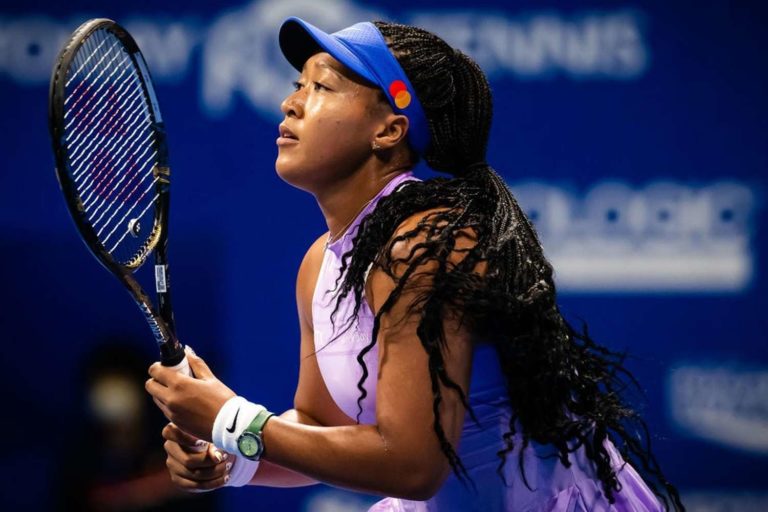 Naomi osaka com raquete de tênis