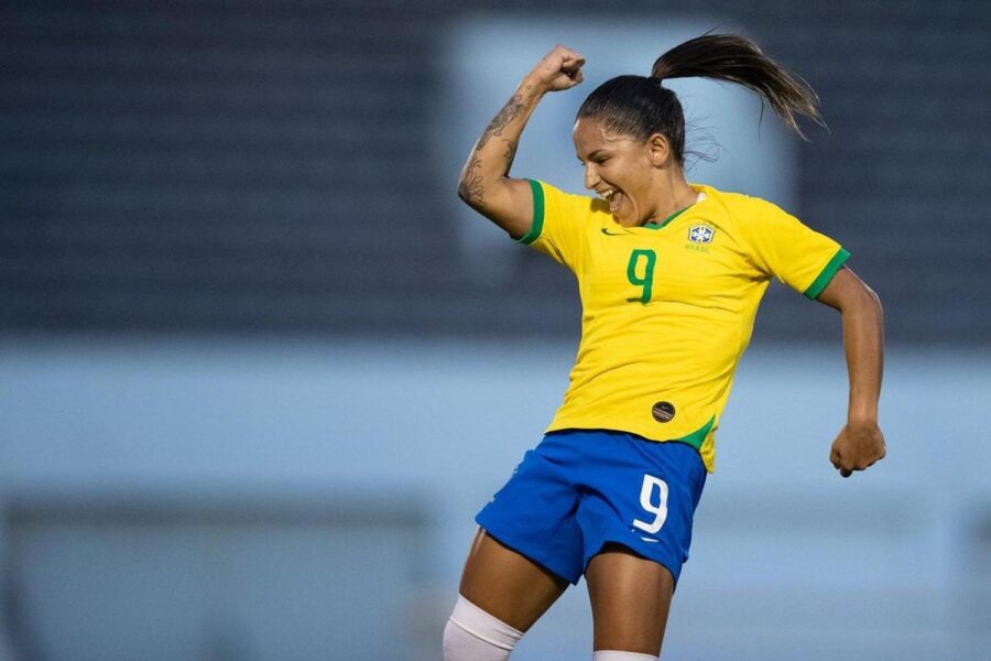 A jogadora Debinha, indicada ao melhores do ano da Fifa, que hoje atua no Kansas City Current