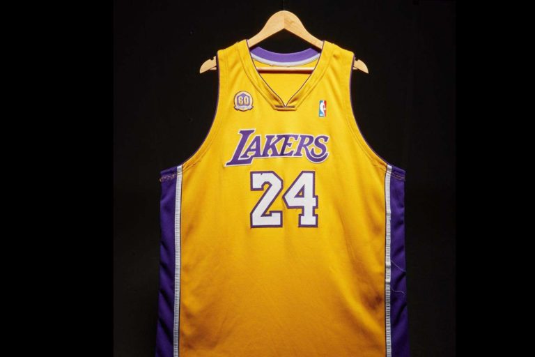 NBA: Stephen Curry se compara a lenda do Lakers e gera polêmica