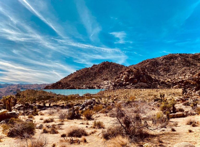 Cidade nevada igreja árvores lindas casas rostos chaminés edifícios inverno princesa  níveis habitados