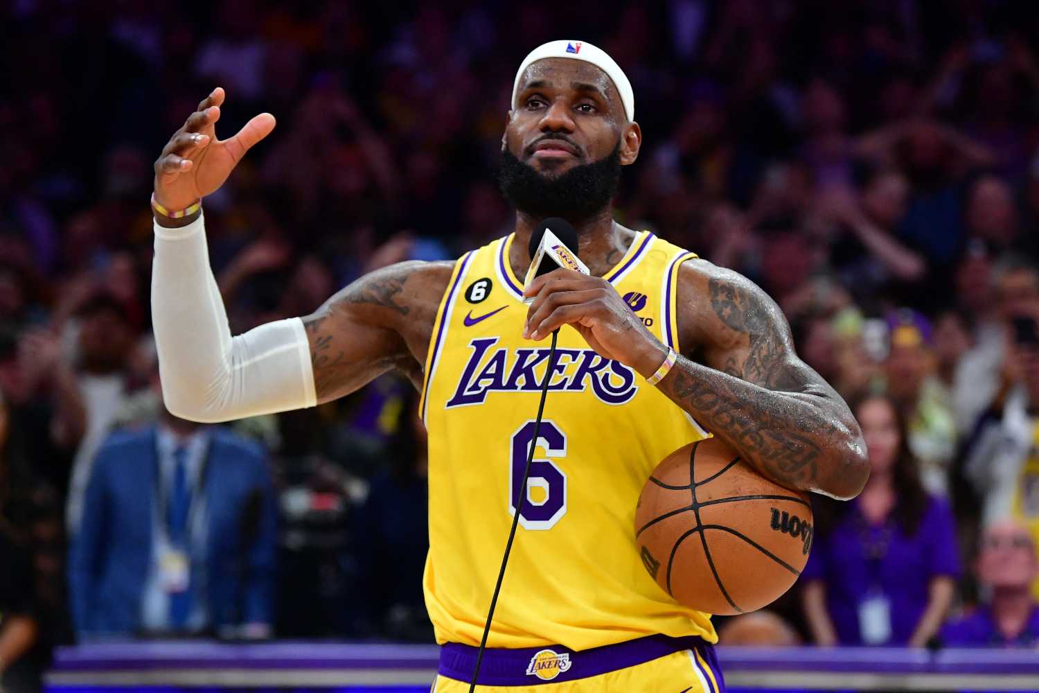 LeBron faz história na NBA, mas Lakers perdem clássico de Los