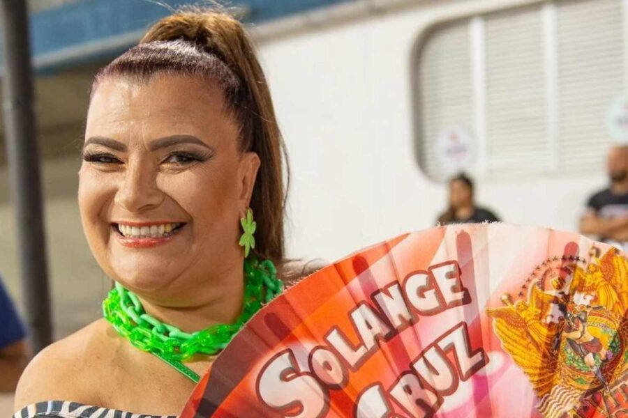 Solange Bichara sorrindo com um leque na mão
