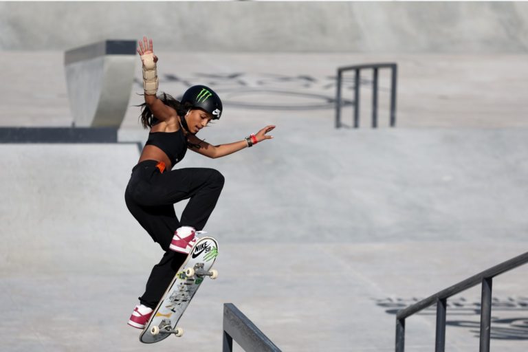 Rayssa Leal andando de skate competindo nos Emirados Árabes Unidos