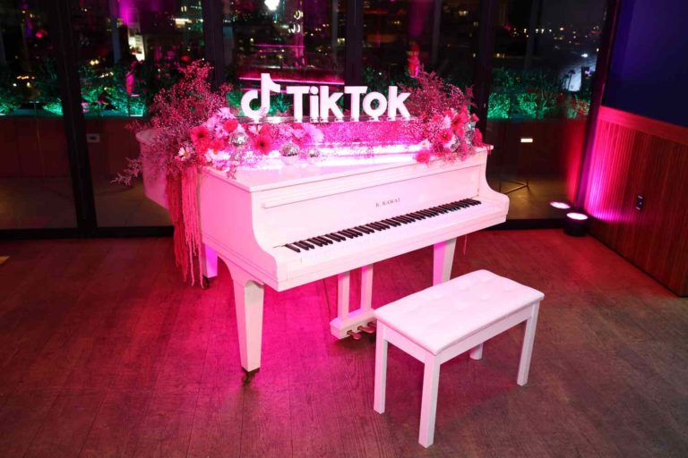 Piano branco com logotipo do TikTok em cima
