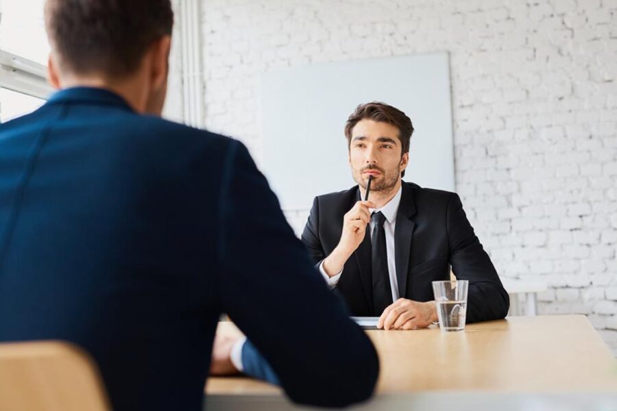 homem fazendo avaliação de desempenho